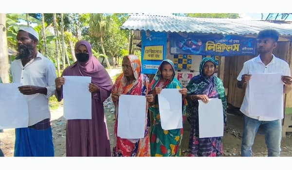 কলাপাড়ায় অর্থ আত্মসাতের অভিযোগে ইউপির সদস্যের বিরুদ্ধে মানববন্ধন