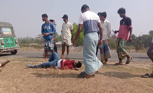 মেরিন ড্রাইভ সড়কে এনজিও গাড়ি ও সিএনজির সংঘর্ষ: আহত-৫