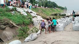 যমুনার ভাঙন ঠেকাতে দিনরাত চলছে জিও ব্যাগ ডাম্পিং কাজ