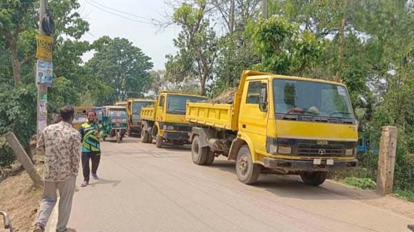 খোয়াই নদীতে অবৈধ মাটি উত্তোলন: ১০ ডাম্প ট্রাক আটক