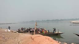 নৌকা-ই ভরসা, সেতুর অপেক্ষায় শালজোড়বাসীর জীবনযুদ্ধ