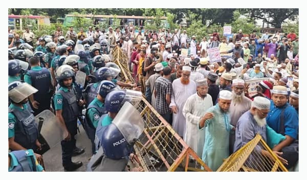 জাতীয়করণের দাবিতে শিক্ষকদের ওপর জলকামান হামলা, আহত ৪৩