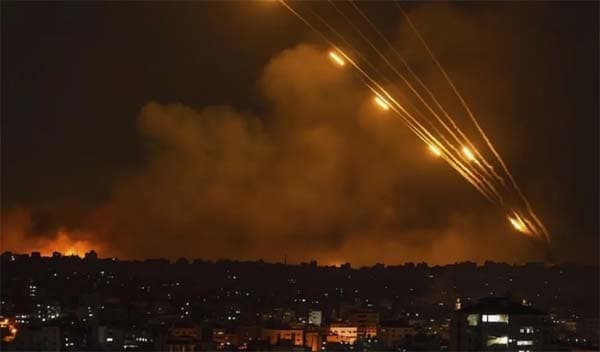 ইসরায়েলের দিকে ধাবিত হচ্ছে ঝাঁকে ঝাঁকে ইরানি মিসাইল