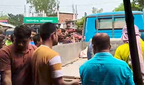 ঘোড়াঘাটে অবৈধ মজুদ রাখা ডিজেল উদ্ধার করেছে প্রশাসন