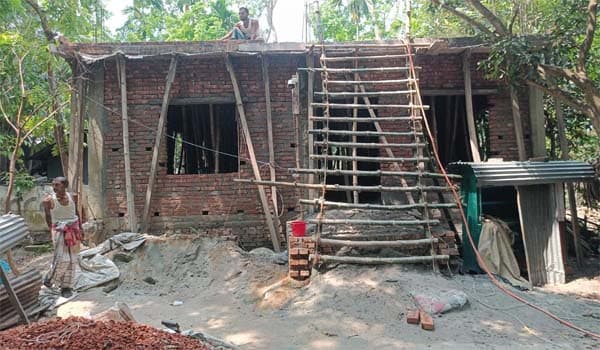 বাউফলে আদালতের নির্দেশ অমান্য করে পাকা ভবন নির্মাণের অভিযোগ