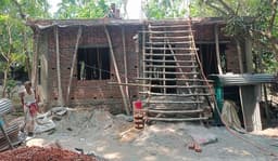 বাউফলে আদালতের নির্দেশ অমান্য করে পাকা ভবন নির্মাণের অভিযোগ