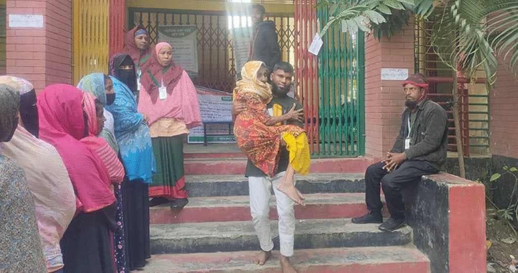 নাতির কোলে চড়ে ভোট দিলেন বৃদ্ধা অফুলা