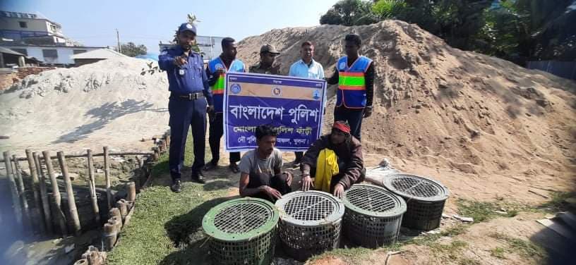 নিষেধাজ্ঞা অমান্য করে সুন্দরবনে কাঁকাড়া শিকার আটক ২