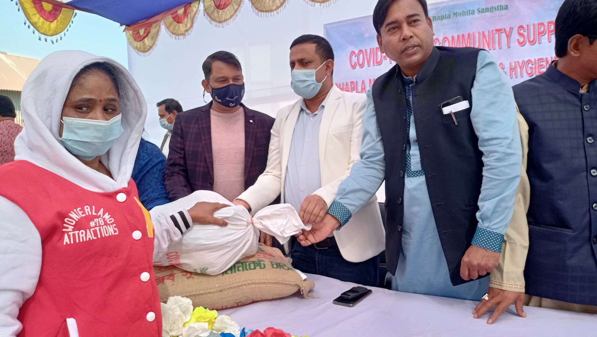 দৌলতদিয়ায় যৌনকর্মী ও শিশুদের মাঝে খাদ্য সহায়তা প্রদান