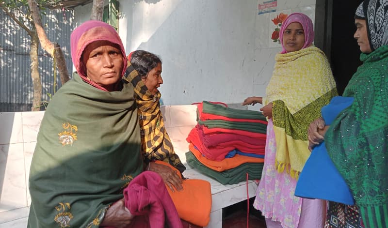 ইউপি সদস্যর সম্মানির টাকায় হতদরিদ্রের মাঝে শীতবস্ত্র বিতরন