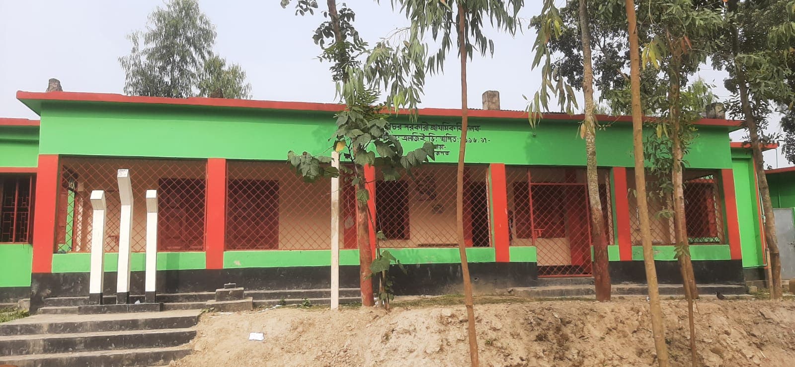 উল্লাপাড়ায় প্রাথমিক বিদ্যালয়ের সব শিক্ষককে শোকজ