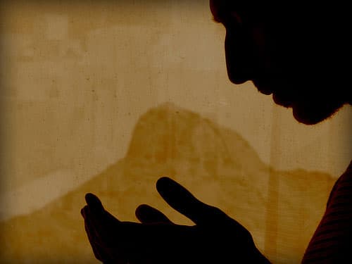 যে দোয়ায় কাউকে কোনো অনিষ্ট স্পর্শ করবে না