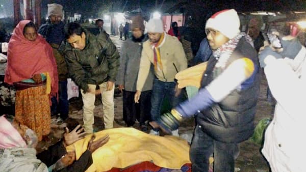 রাতের আঁধারে ছিন্নমূল মানুষের পাশে 'ছায়াপথ'