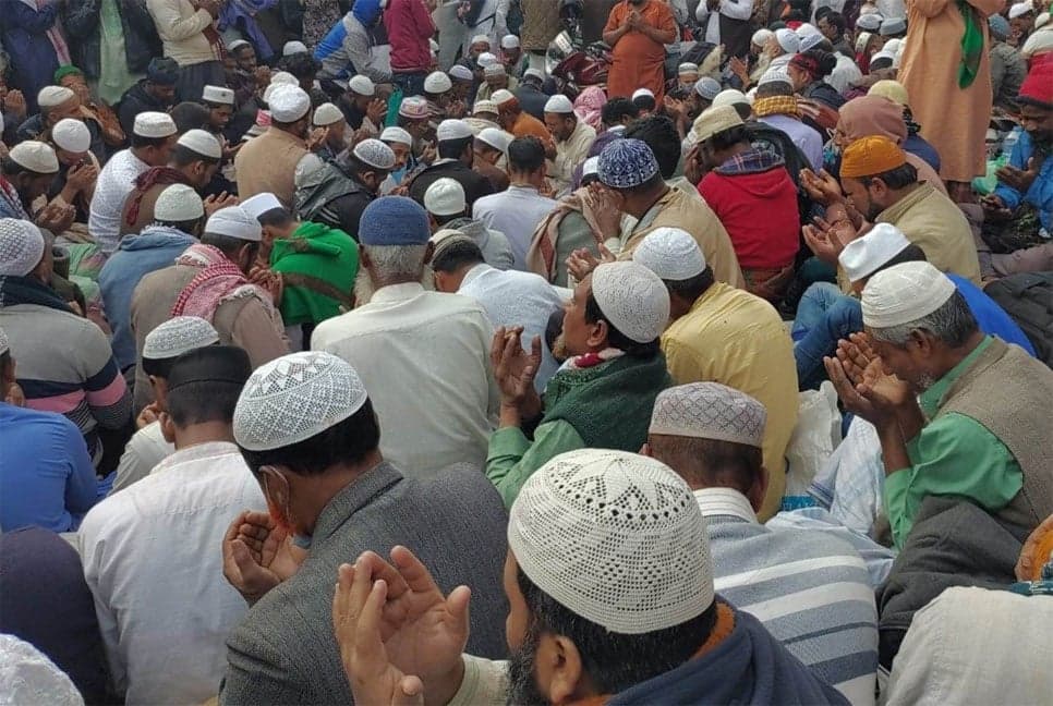 দেশ, জাতির শান্তি ও কল্যাণ চেয়ে মুসল্লিদের আকুতি