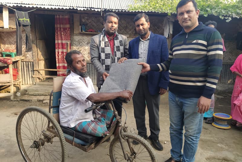 অসহায় দুঃস্থ প্রতিবন্ধীদের মাঝে উষ্ণতা ছড়ালেন মানব ছায়া