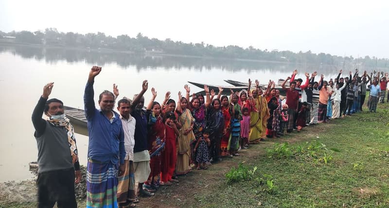 ঝিনাইদহের বলুহর বাওড়পাড়ে মৎস্যজীবীদের মানববন্ধনে আহাজারী