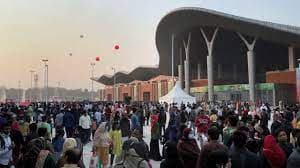 ক্রেতা-দর্শনার্থীদের ভিড়ে জমে উঠছে বাণিজ্য মেলা