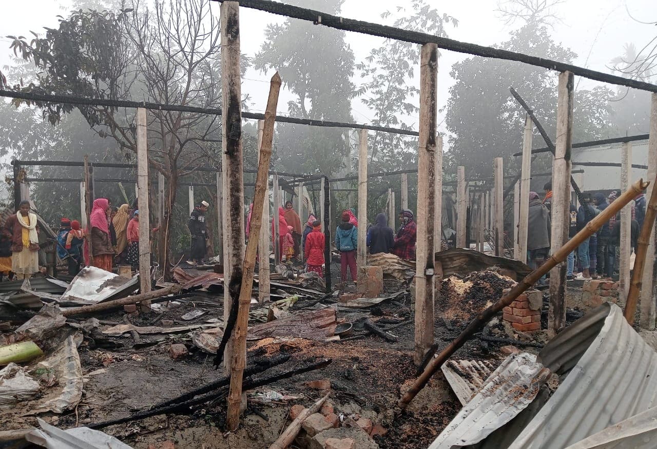 ভূরুঙ্গামারীতে অগ্নিকান্ডে নগদ দেড় লাখ টাকা সহ আটটি ঘর ভস্মীভূত