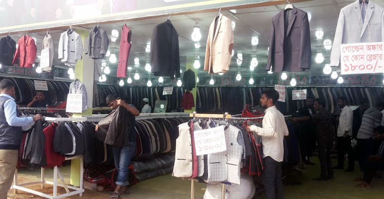 বাণিজ্যমেলায় শেষ সময়ে কোট-ব্লেজারে অফারের ছড়াছড়ি