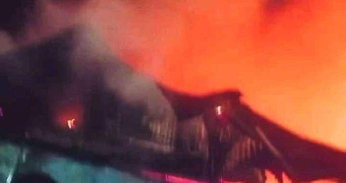 ঝালকাঠিতে মধ্যরাতেের আগুনে ৮টি দোকান পুড়ে ছাই