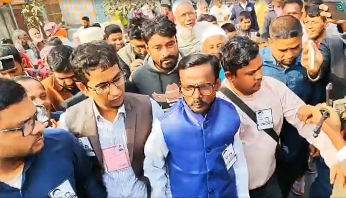 ভোট দিলেন স্বতন্ত্র প্রার্থী হিরো আলম