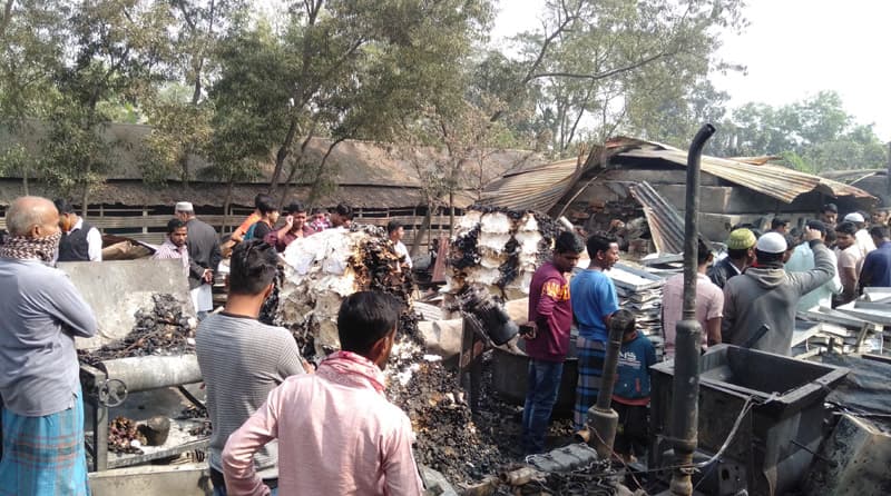 দেবীদ্বারে অগ্নীকান্ডে কোটি টাকা ক্ষতি; হতাশ ক্ষতিগ্রস্ত ব্যবসায়ীরা
