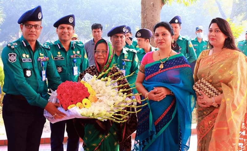 রাজশাহীতে রাষ্ট্রপতির সহধর্মিণীকে ফুলেল শুভেচ্ছা