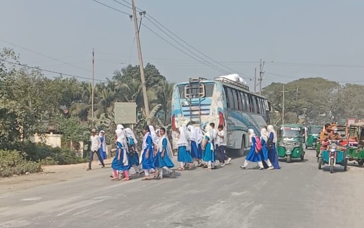 কুট্রাপাড়া উচ্চ বিদ্যালয়ের সামনে ফুটওভার ব্রিজের দাবি দীর্ঘদিনের