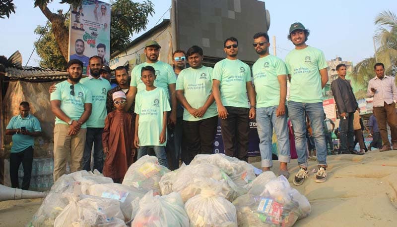 আলোর জাগরণী একতার উদ্যোগে কুয়াকাটা সৈকতে বর্জ্য অপসারণ