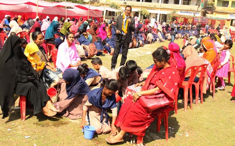 মঠবাড়িয়ায় ভালোবাসা দিবসে মায়ের পা ধুয়ে সম্মান জানালো শিক্ষার্থীরা