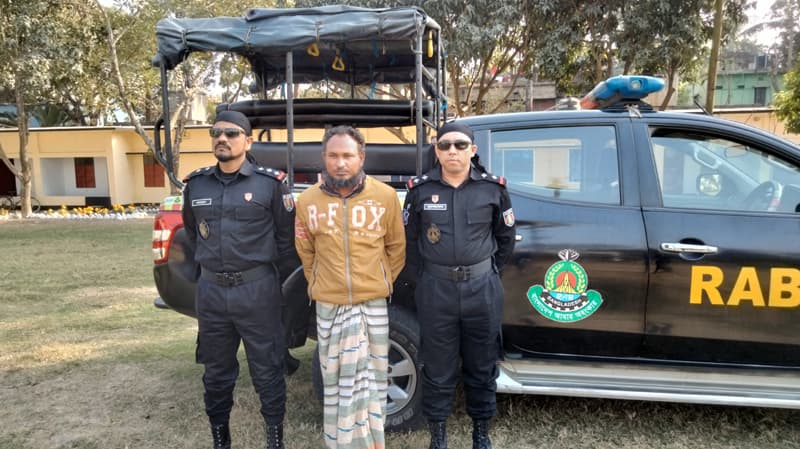 জয়পুরহাটে র্যাবের হাতে গ্রেফতার ঘাতক চালক