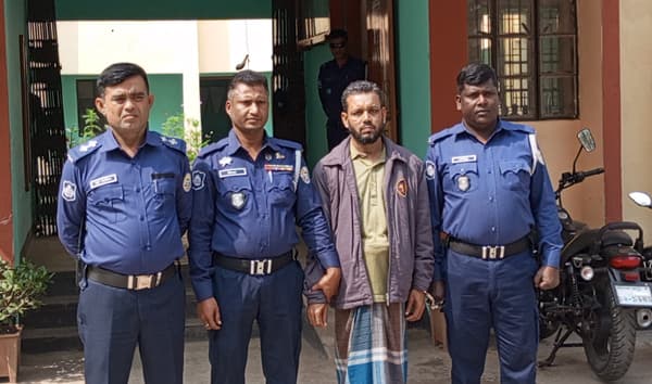 স্বরূপকাঠিতে চারটি চোরাই ট্রলার সহ গ্রেফতার-১