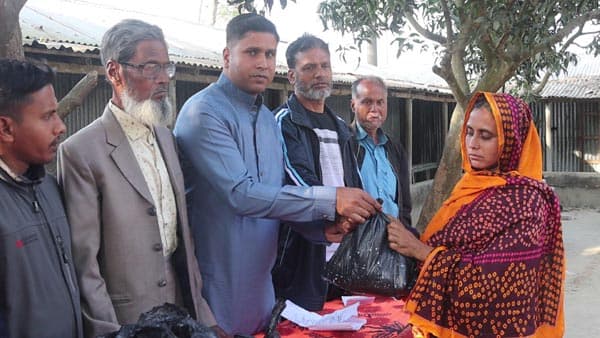 নওগাঁয় অসচ্ছল ৫০ জন গর্ভবতী মা পেলেন গরুর দুধ