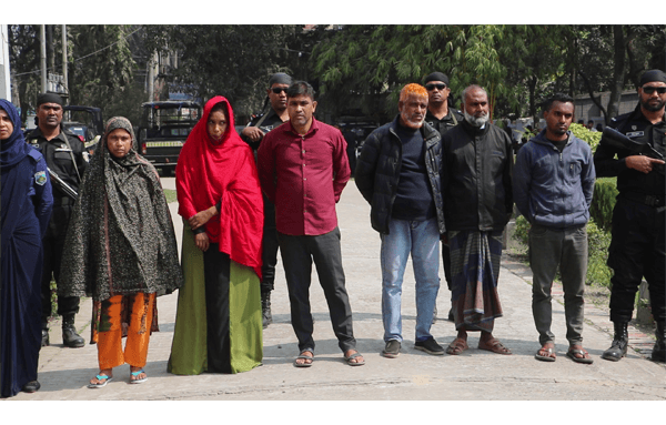 গ্রাহকের ২০ কোটি টাকা নিয়ে বিদেশে পালাচ্ছিলেন এনজিও মালিক, গ্রেফতার ৬