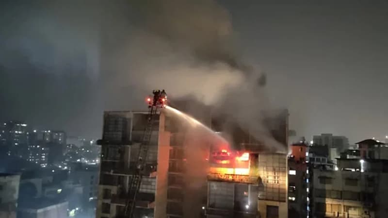 গুলশানে আগুন: ১১ তলা থেকে লাফ দিলেন ৩-৪ জন, নারীসহ ৪ জনকে জীবিত উদ্ধার