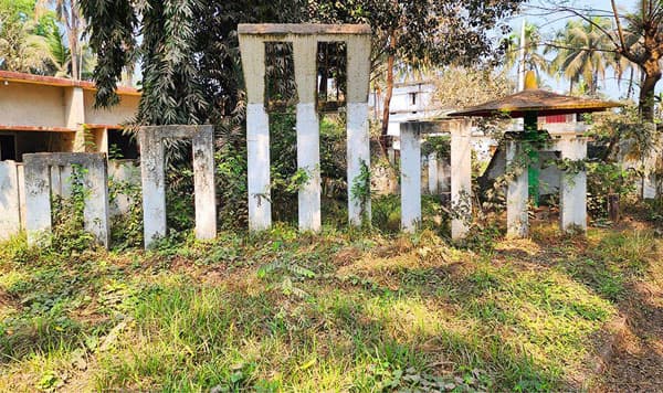 ঝিনাইদহে যে শহীদ বেদীতে ফুল দিয়ে শ্রদ্ধা জানায় না কেউ!