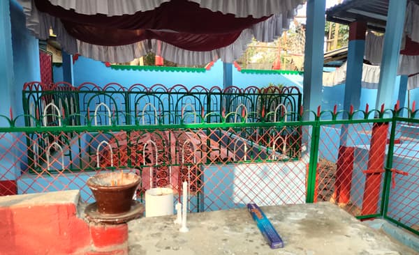 কবরস্থান নেই, তবু বসতঘরের আঙিনায় মাজার !