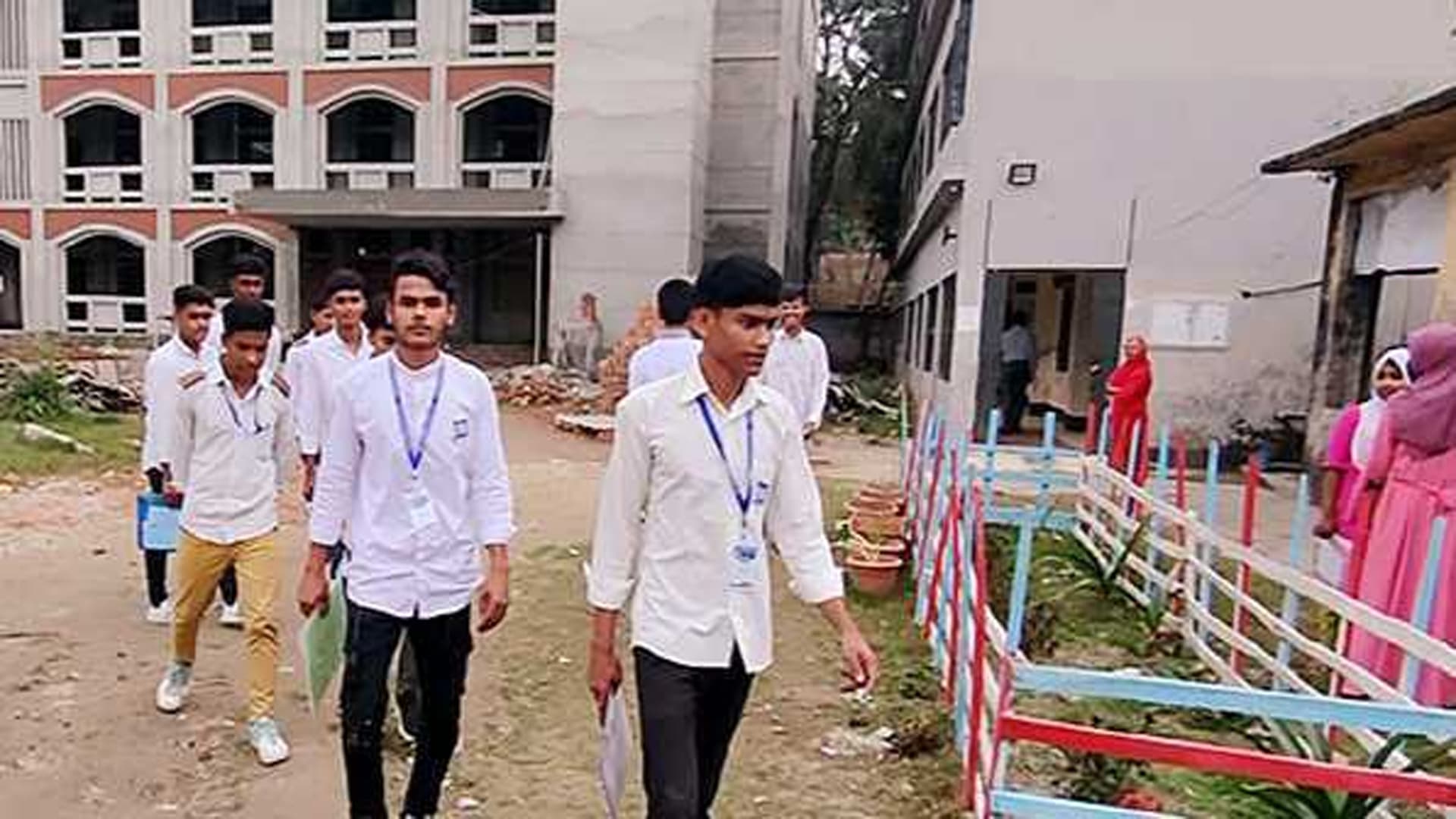 মায়ের মরদেহ বাড়িতে রেখে পরীক্ষার হলে ২ ভাই