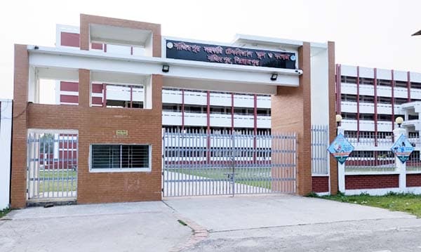 পরীক্ষায় নকল করতে না দেওয়ায় কর্মকর্তার উপর ইট নিক্ষেপ!