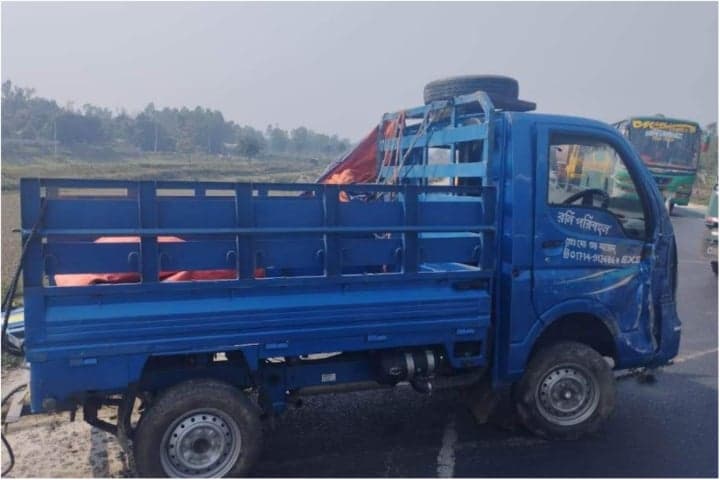 টাঙ্গাইলে পিকআপ উল্টে খাদে নিহত ৩, আহত ১৫