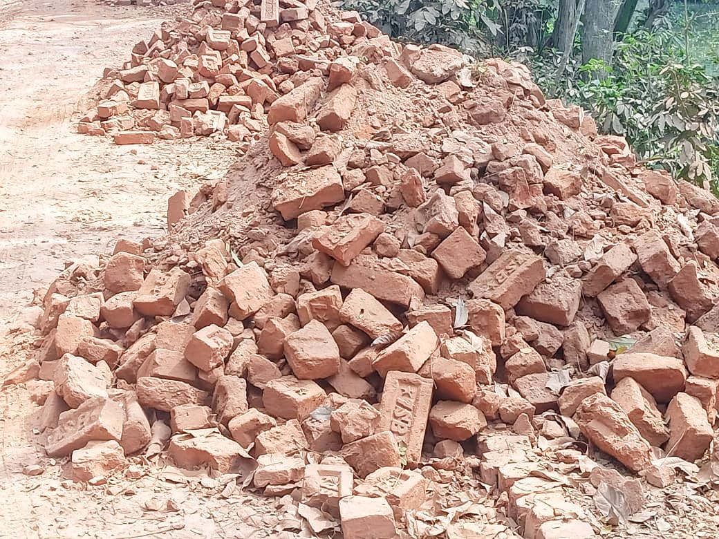 রাজাপুরে ২ কোটি ৮২ লাখ টাকা ব্যায়ের রাস্তা তৈরি হচ্ছে নিম্মমানের ইট দিয়ে