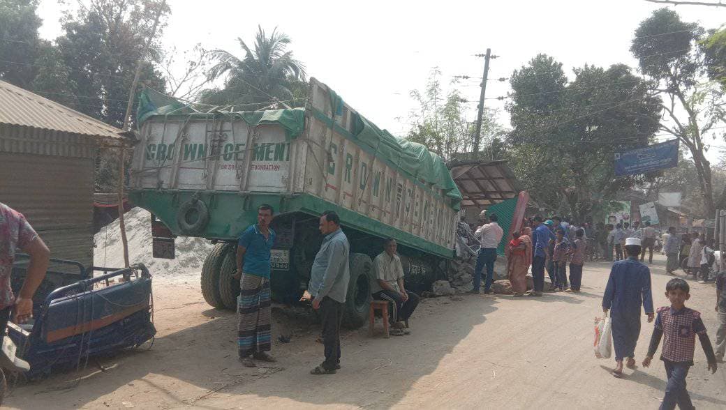 নওগাঁয় পৃৃথক সড়ক দূর্ঘটনায় প্রাণ গেল ২জনের