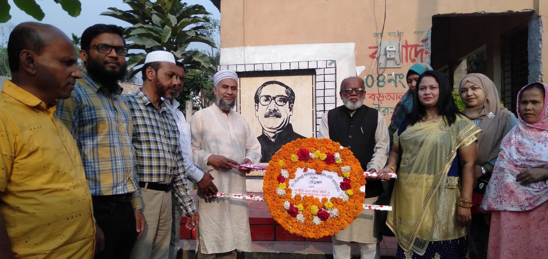 দেবীদ্বারে বঙ্গবন্ধু ম্যুরালে এলজিইডি কল্যান সমবায় সমিতির পুষ্পস্তবক অর্পন