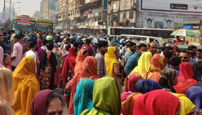 বনানীতে শ্রমিকদের সড়ক অবরোধ