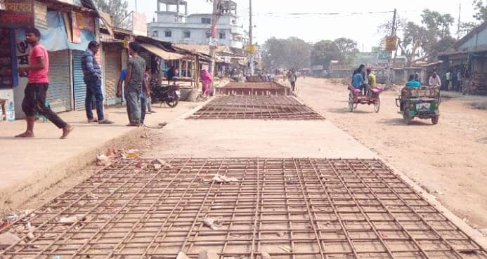 হিলি স্থলবন্দরের কাঙ্ক্ষিত ফোরলেন সড়কের কাজ শুরুর পর আবারও বন্ধ