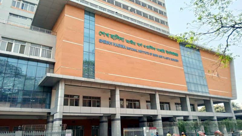 গুলিস্তানে বিস্ফোরণ: বাঁচা-মরার সন্ধিক্ষণে দগ্ধরা, বাইরে বিমর্ষ স্বজনরা