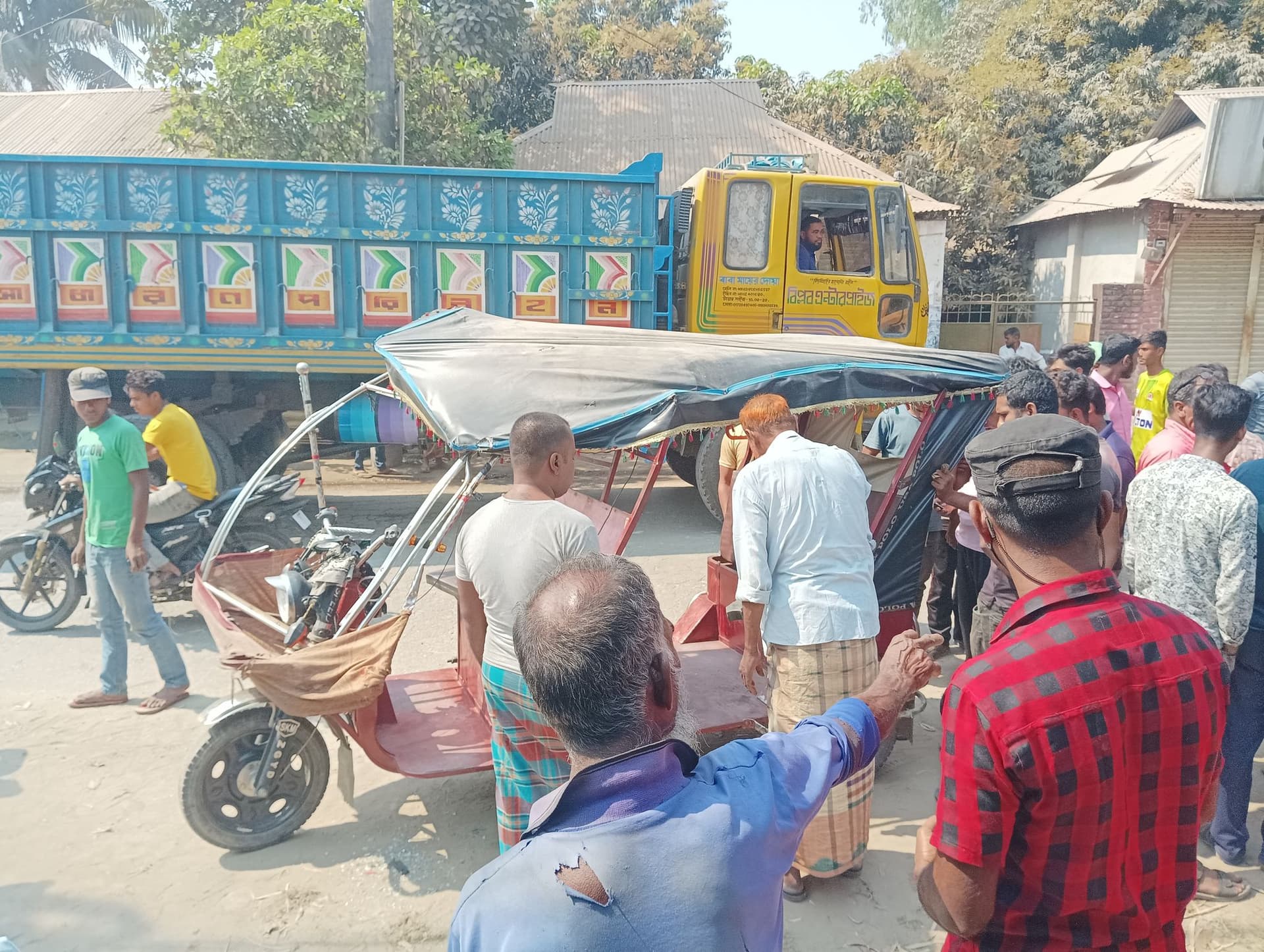 হাতীবান্ধায় ট্রাক চাপায় অটোযাত্রীর মৃত্যু