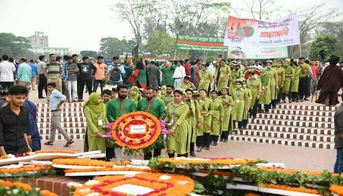 স্মৃতিসৌধে শহীদদের প্রতি বিনম্র শ্রদ্ধা জানাতে মানুষের ঢল