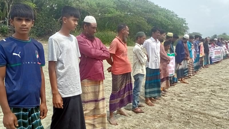 ত্রান নয়, মিঠা পানি চাই: মানববন্ধনে কৃষকরা