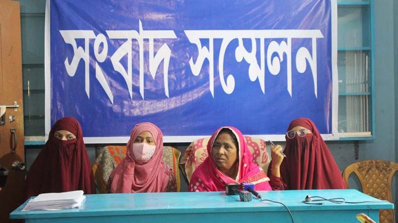 নওগাঁয় ছেলেকে অস্ত্র দিয়ে ফাঁসানোর অভিযোগে মায়ের সংবাদ সম্মেলন